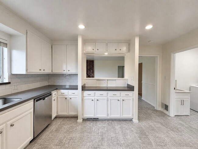 Building Photo - Refined Piedmont Residence with Timeless Mid-Centry Appeal