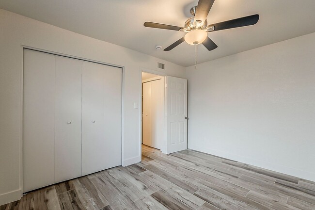 Building Photo - 558 S Lesueur