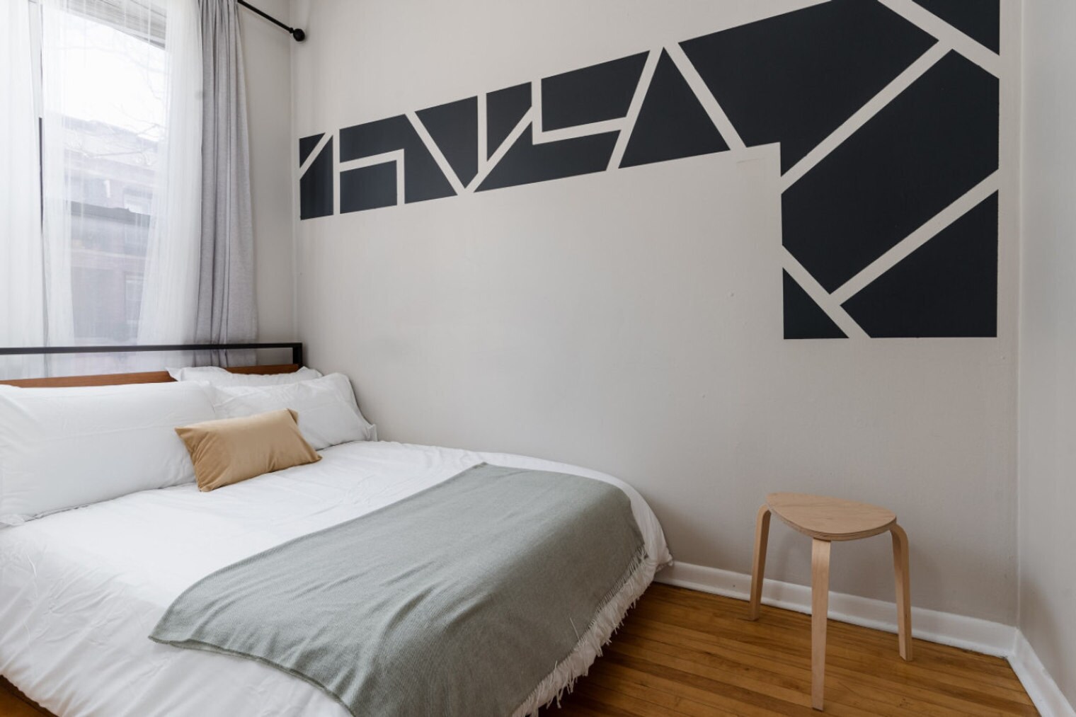 Building Photo - 906 N Damen Ave