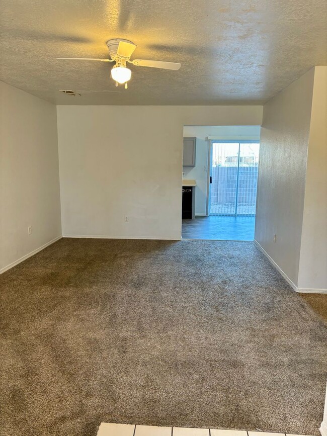 Building Photo - 3 Bedrooms,  2.5 baths Westside!