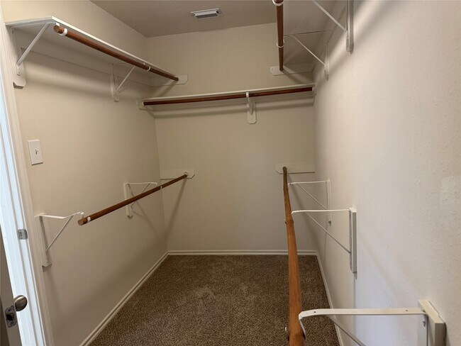 Building Photo - 10 Druids Glen Pl