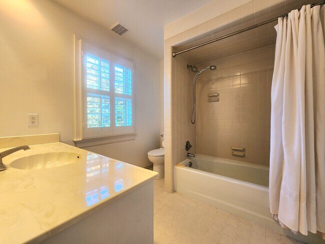 Building Photo - Sprawling Home in Bay Colony