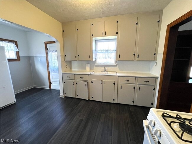 Building Photo - 982 Dan St