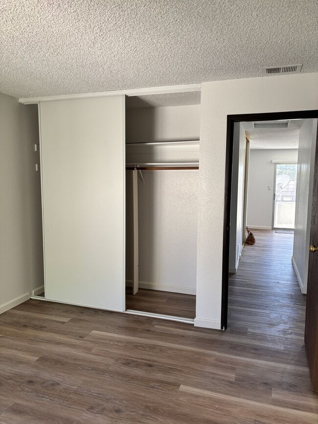 Building Photo - VERY NICE 2 BED/1 BATH 2ND FLOOR CONDO - N...
