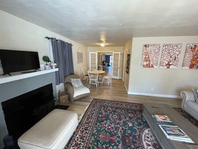 Building Photo - Large 3 Bedrrom 2 Bath Home Close to Orovi...