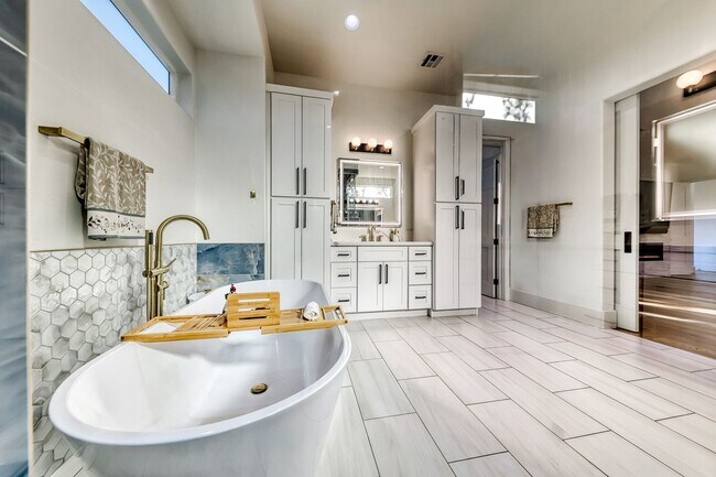 Building Photo - Stunning Green Valley, Guard Gated Community, Pool Home!