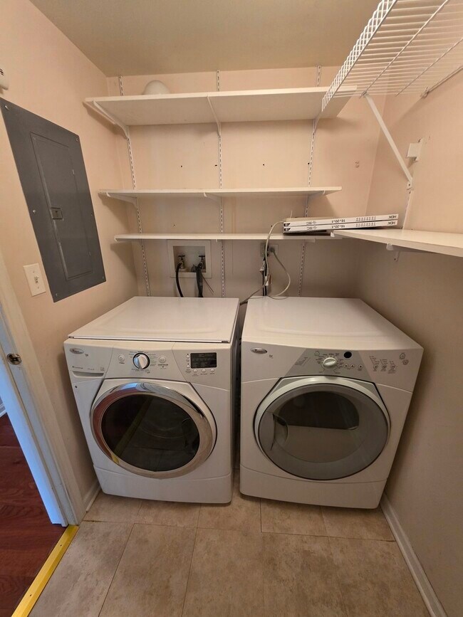 Building Photo - 408 Woodview Cir