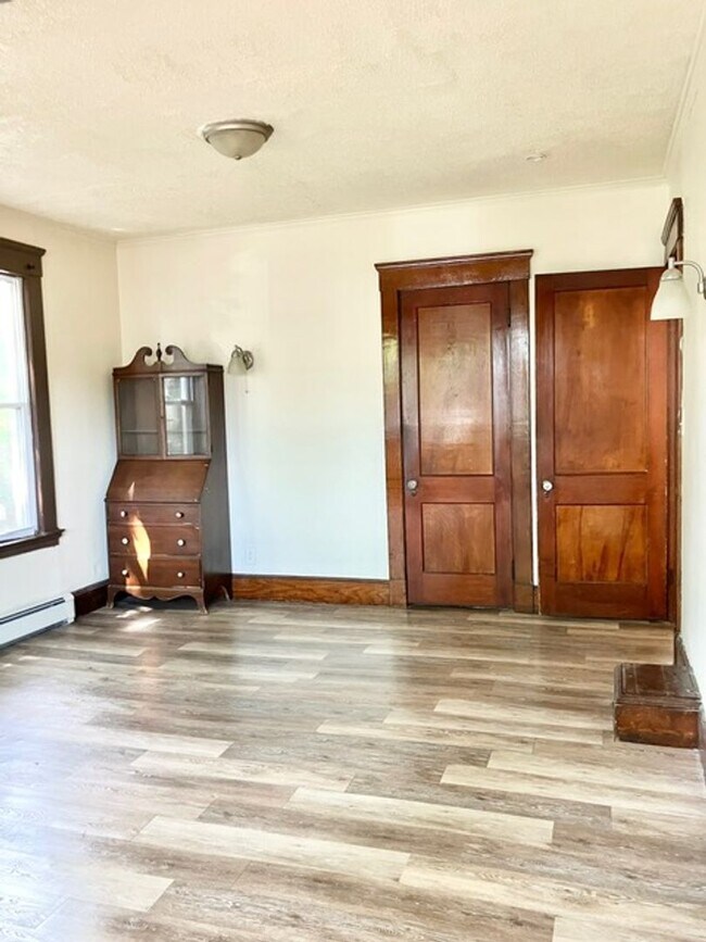Building Photo - College Rental