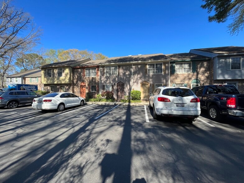 Peaceful neighborhood with ample parking - 830 44th Ave N