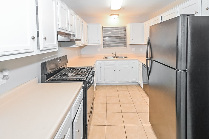 Building Photo - 108 Pin Oak Cove