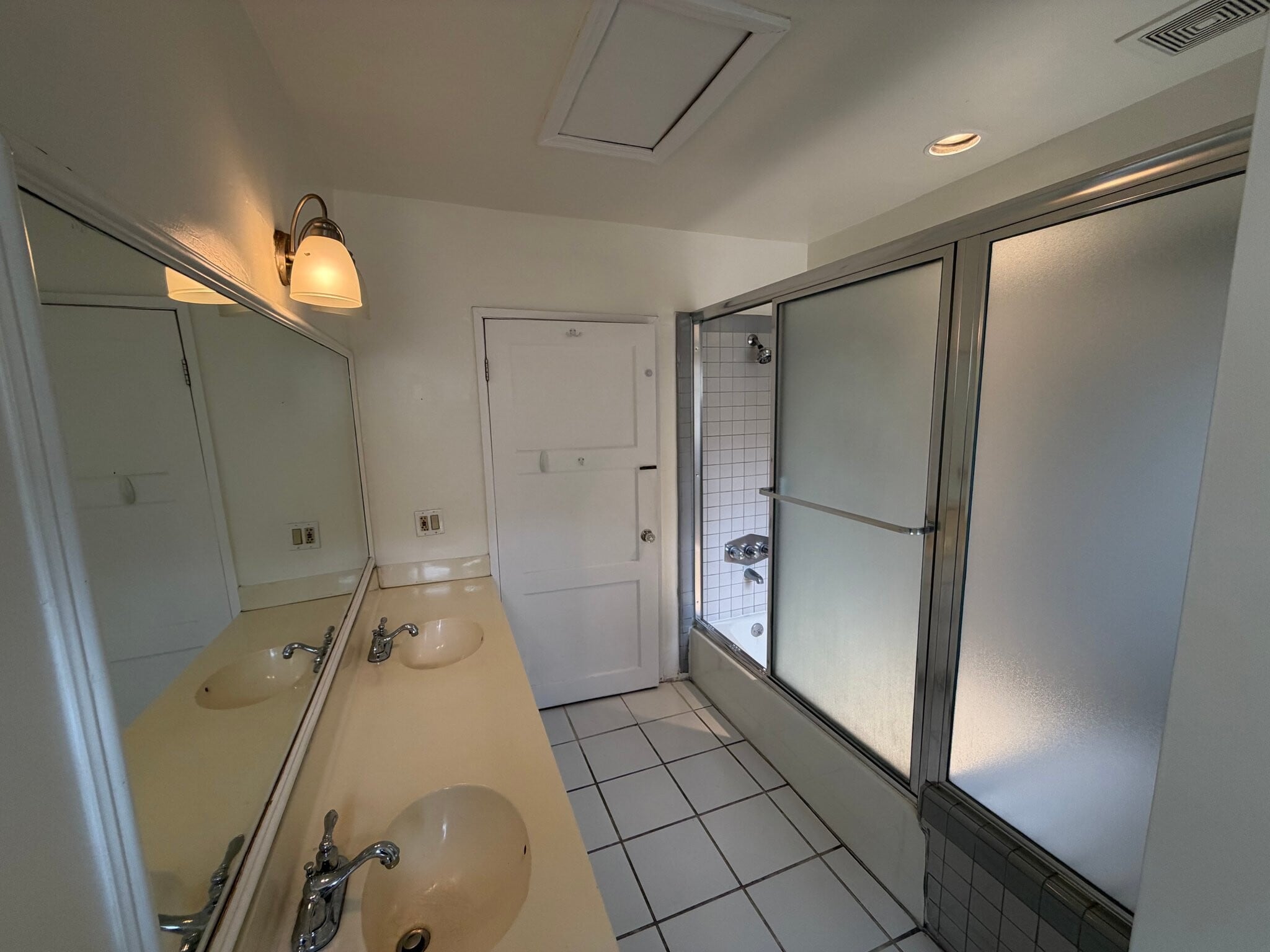 Building Photo - 9969 Robbins Dr