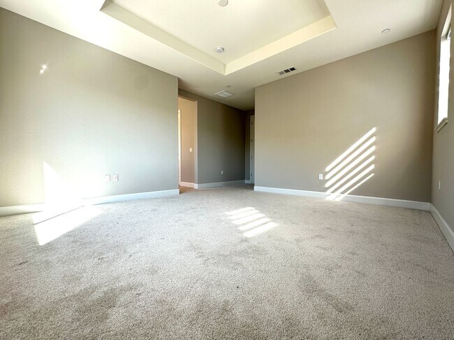 Building Photo - Beautiful Newer 5 Bedroom, 4 Bath in the h...