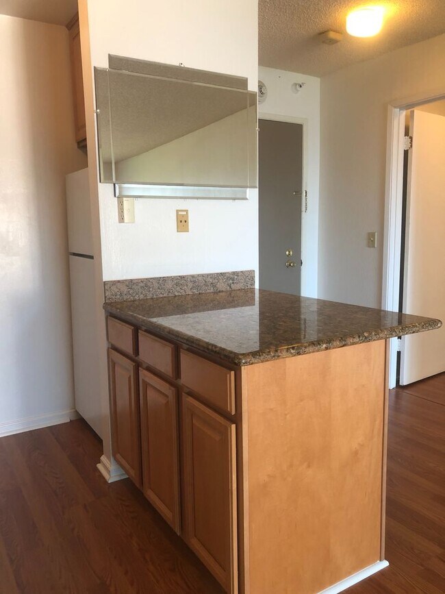 Building Photo - Beautiful one bedroom with grand Bay view’...