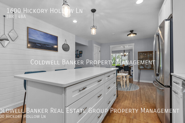 Building Photo - 1600 Hickory Hollow, Menasha