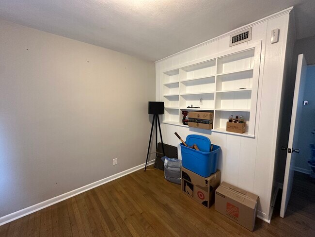 Guest bedroom 2 with built in bookshelves - 511 Lake Shore Dr