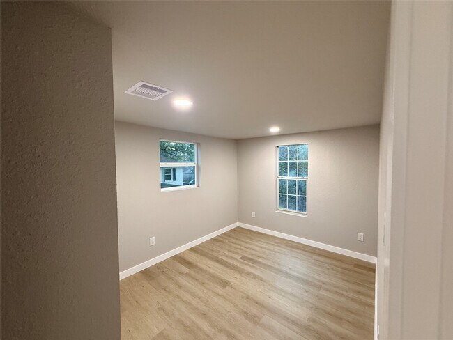 Building Photo - 5238 Pease St