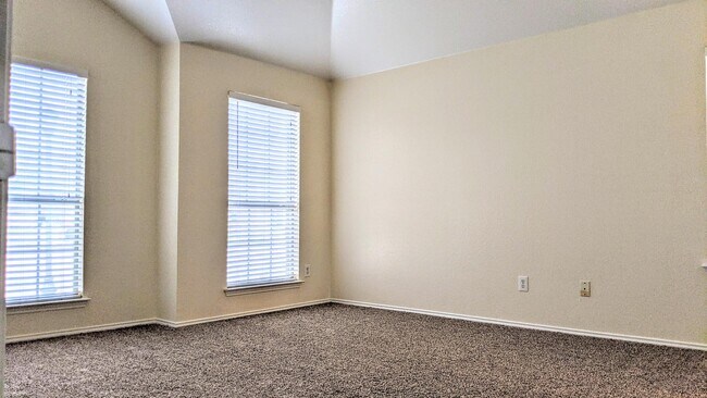 Building Photo - 2807 Lakefield Dr