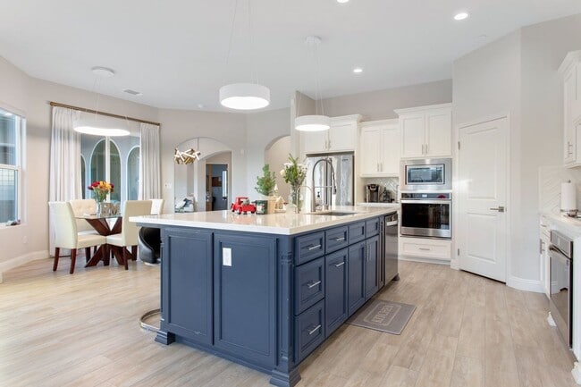 Building Photo - 5-Bedroom Pool & Spa Home in Masterpiece Estates