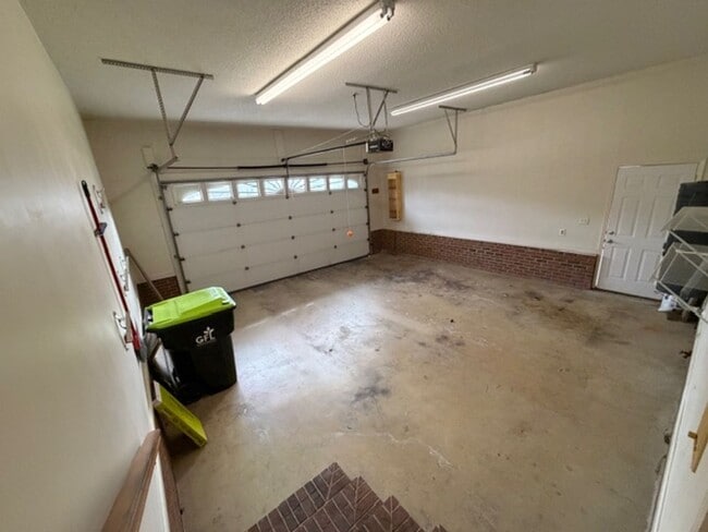 Building Photo - Elon