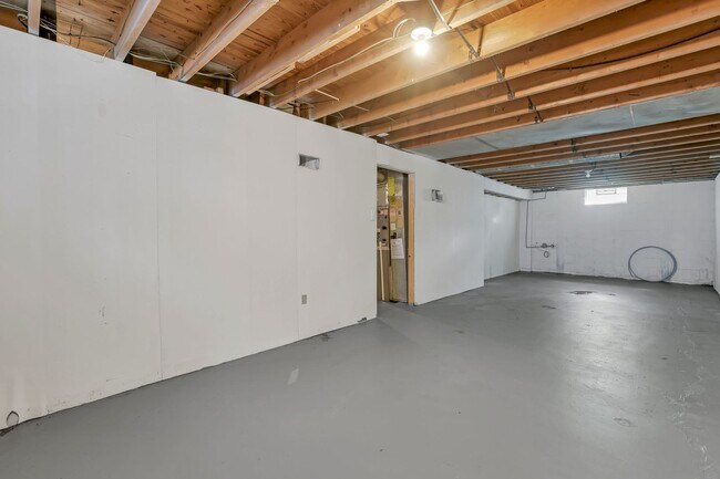 Building Photo - 307 S Wheatland Ave