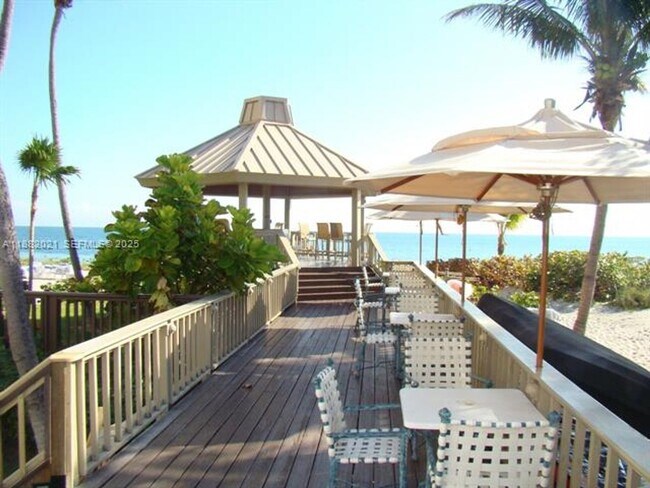 Building Photo - 1121 Crandon Blvd