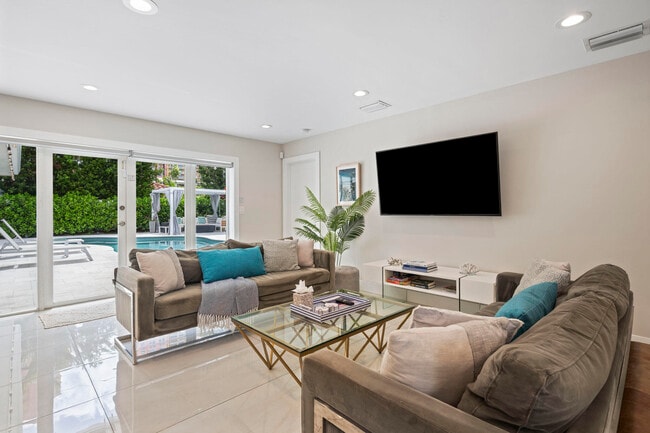 Building Photo - 2112 NE 32nd Ave