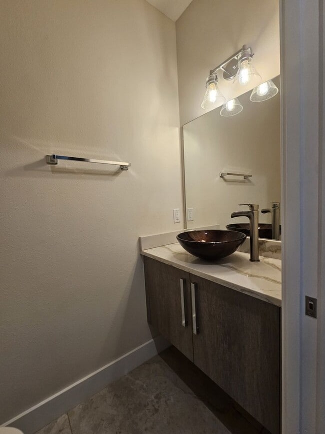 Building Photo - Spacious 4/2.5 Home