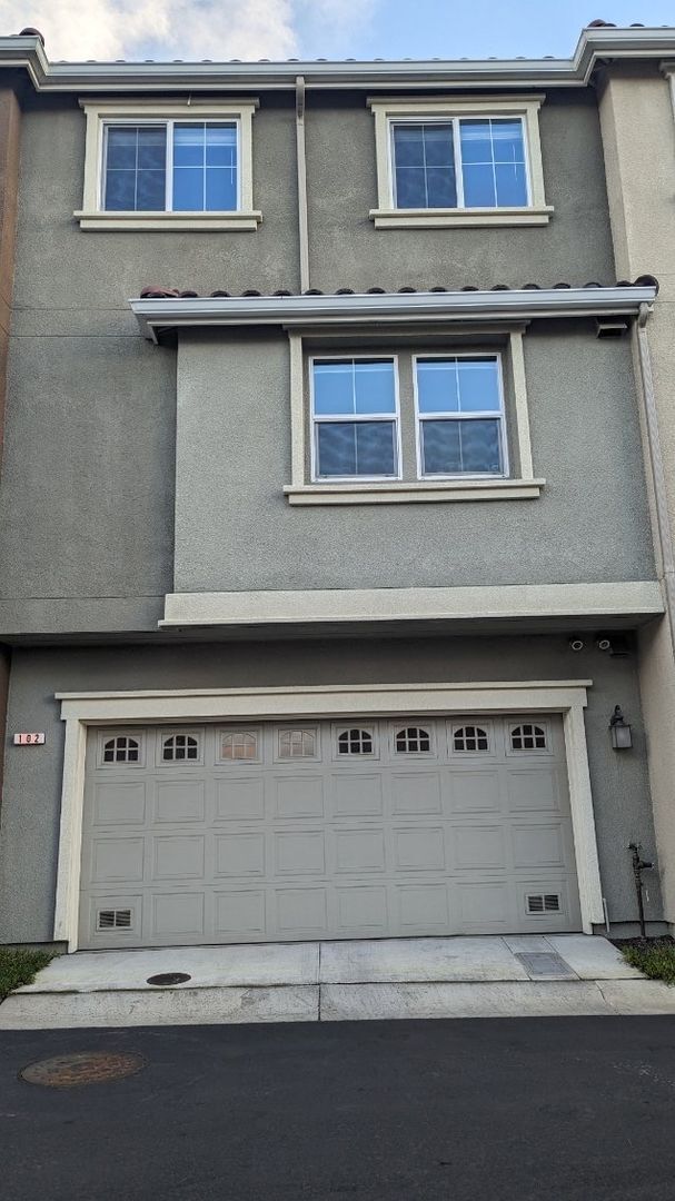 Building Photo - Lovley Blue 3 Bedroom Condo!