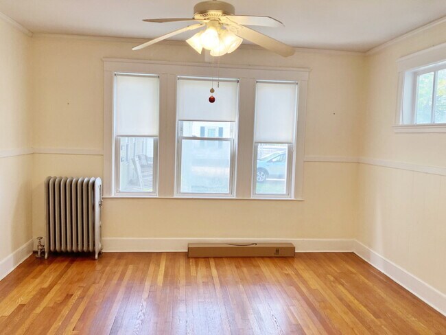 Building Photo - No Broker fee!!! Good credit & Solid incom...