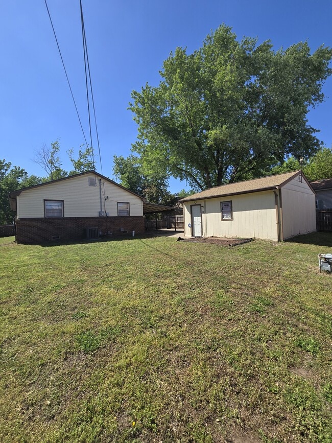 Building Photo - 902 N Colorado St