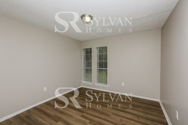 Building Photo - Step into this stunning 3-bedroom, 2-bathr...