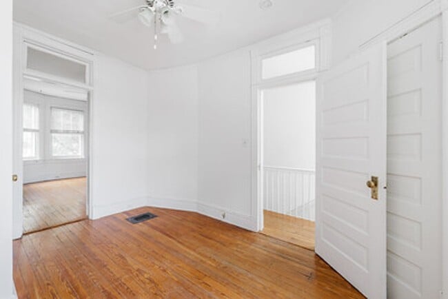 Building Photo - Great Fan Rowhouse!!