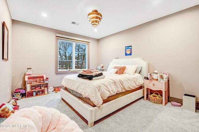 Building Photo - 450 Wells Ave