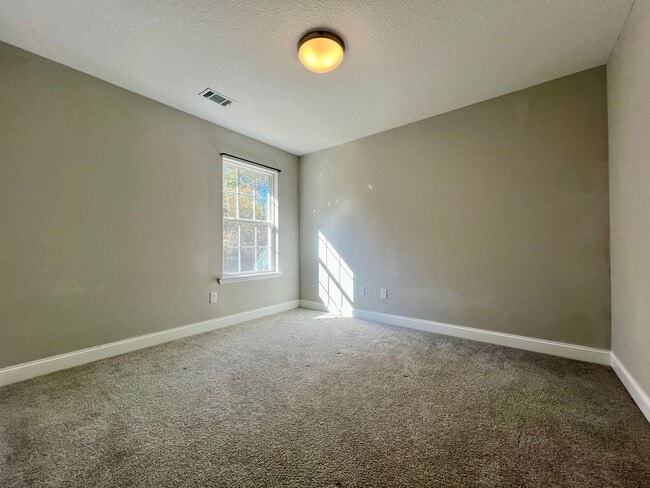 Building Photo - AVAILABLE EARLY APRIL 2026! (Pet Friendly)