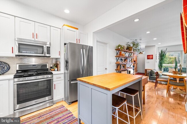 Building Photo - 2222 Oakford St