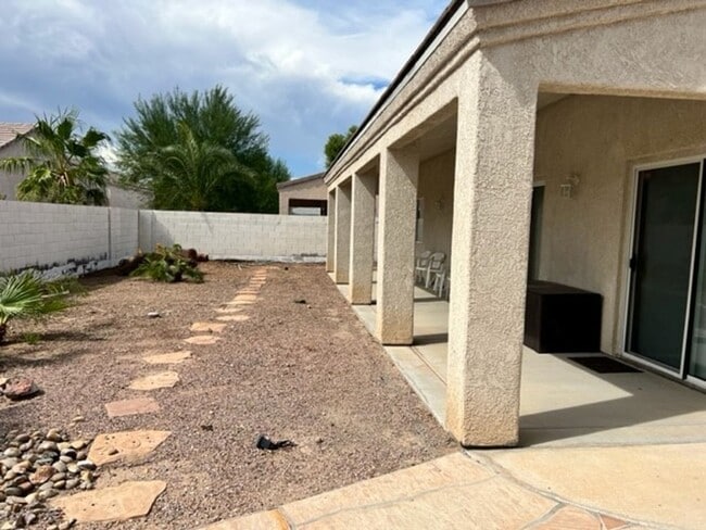 Building Photo - 3 BR LUXE Home-Walk to Colorado River, Golf & near Rotary Park.