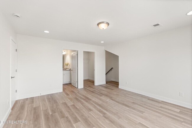 Building Photo - Powell 37849 - 4 Bedroom, 3 bath Condo - Contact Lisa Vineyard and Shannon Russell (865) 216-9334