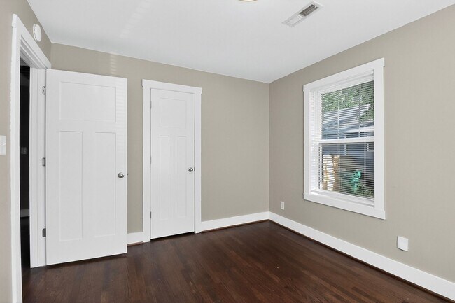 Building Photo - Beautiful 2 Bedroom Belmont Bungalow