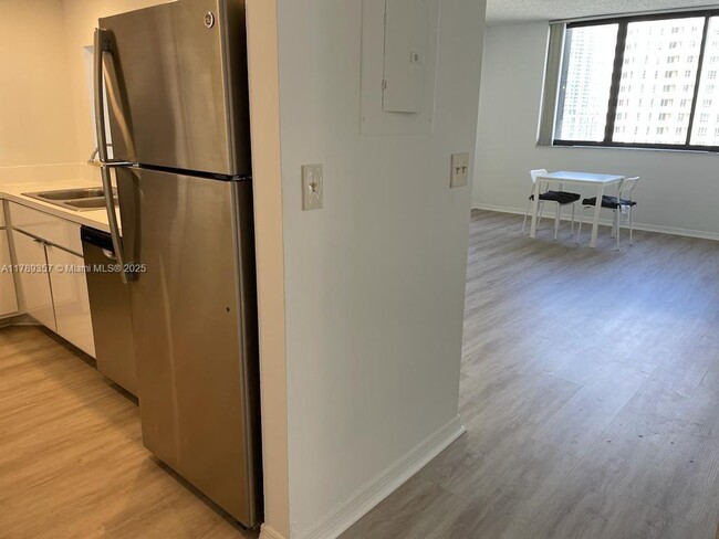 Building Photo - 540 Brickell Key Dr
