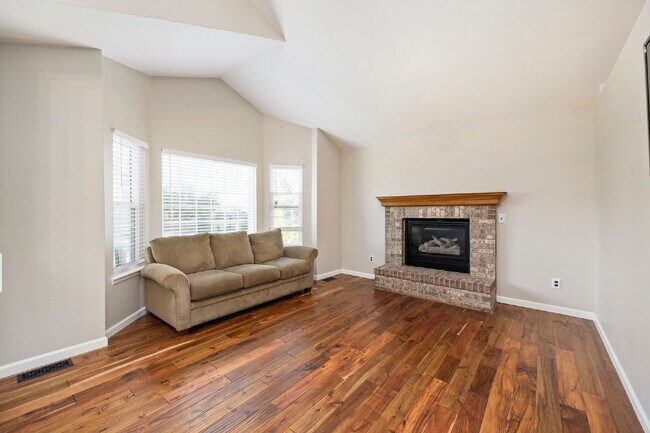 Building Photo - "Charming 3-Bedroom Home with 2.5 Baths in...