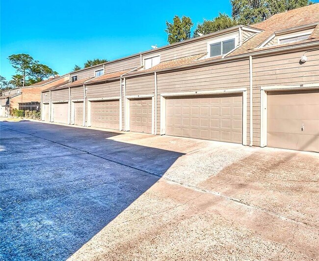 Building Photo - 6601 Sands Point Dr