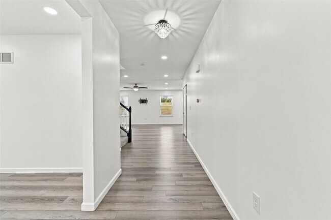 Building Photo - 621 Falling Brook Dr