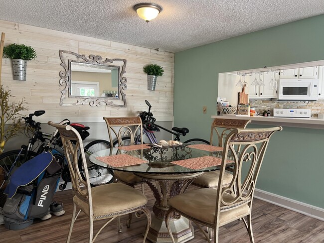 Building Photo - 13 Uno Lago Dr