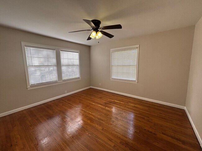 Building Photo - 3 Bedroom 2 Bath with Separate Mother in Law Suite