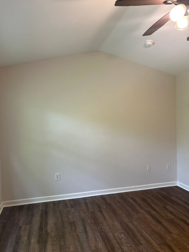 Building Photo - Three Bedroom Townhouse Available!