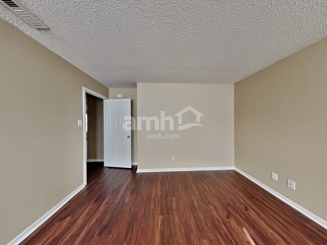 Building Photo - 10914 Cyrus Dr