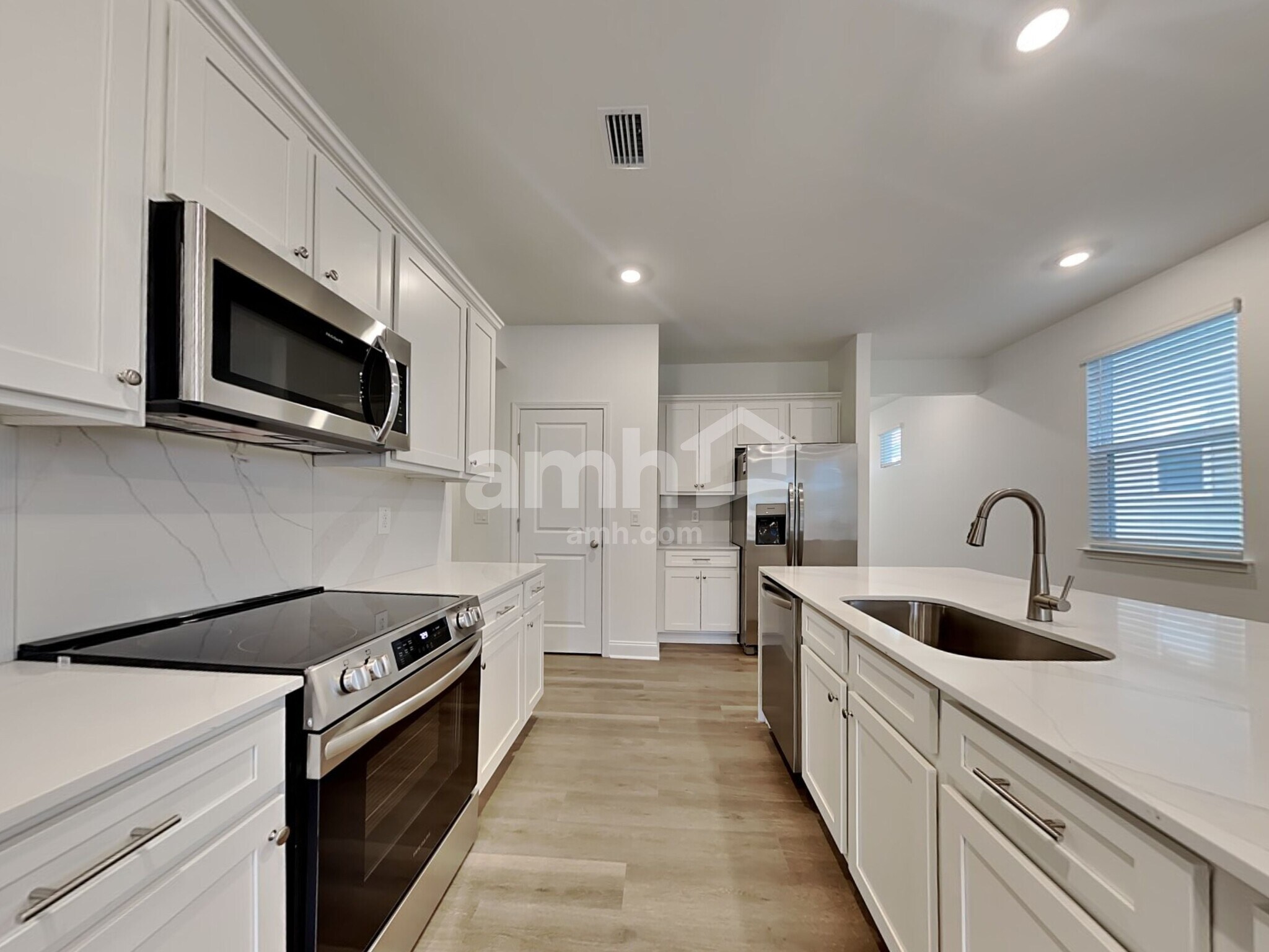 Building Photo - 106 Trevino Dr