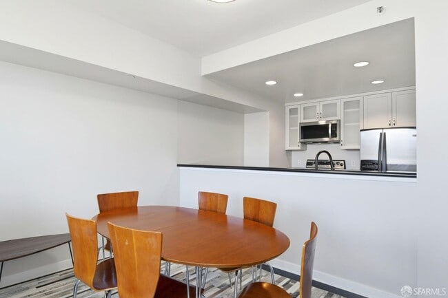 Building Photo - 250 King St