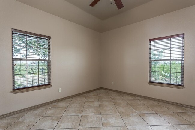 Building Photo - 203 Gancho
