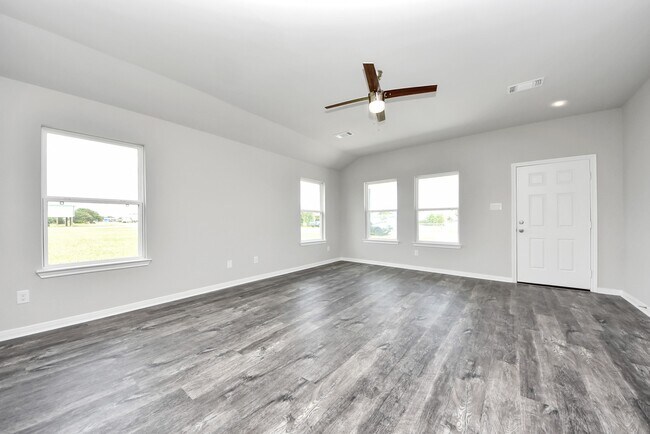 Building Photo - 688 Swallow Dr